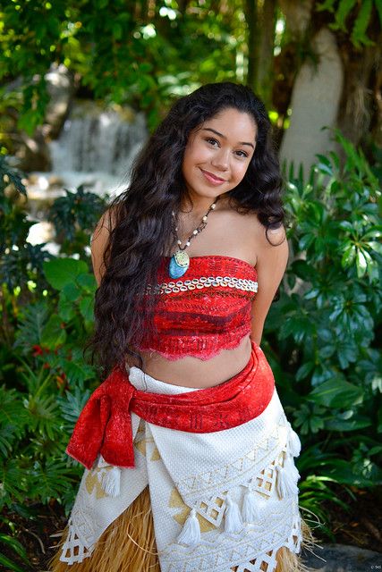 Moana Real Life, Moana Cosplay, Outer Banks Outfits, Disney Princess Moana, Princess Moana, Disney Face Characters, Face Characters, Disney Party, Couple Halloween