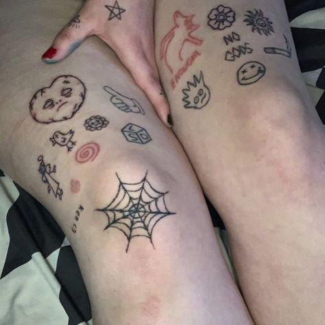 Tiny Tattoos Goth, Cute Tats Simple, Small Aesthetic Tattoos Grunge, Grunge Tattoos Simple, Grunge Tatoos, People With Tattoos, Stick Poke Tattoo, Grunge Tattoo, Hand Doodles