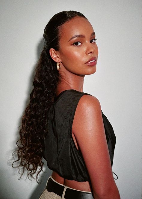 femalestunning Alisha Boe, Female Actresses, Hair Crush, Celebrity Look, Girls Makeup, Curly Hair Styles Naturally, Beauty Inspiration, Hair Goals, Hair Looks