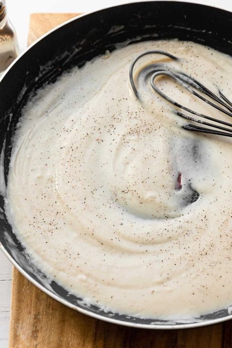 Gravy With Bacon Grease, Flour Gravy, Country Gravy Recipe, White Gravy Recipe, Homemade Gravy For Biscuits, Bacon Gravy, Easy Gravy Recipe, Milk Gravy, Zucchini Gratin