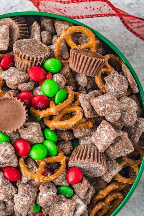 Reindeer Chow Rudolph Mix Recipe, Reindeer Chow Recipe Holidays, Reindeer Puppy Chow, Christmas Chow Mix Reindeer Food, Raindeer Chow, Reindeer Chow Chex Mix Recipe, Christmas Treats To Sell, Christmas Goodies Recipes, Christmas Puppy Chow