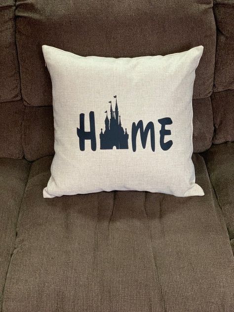 Aqua Girls Bedroom, Disney Throw Pillows, Disney Pillows, Disney House Ideas, Disney Room Decor, Disney Home Decor, Disney Rooms, Disney Designs, Disney Decor