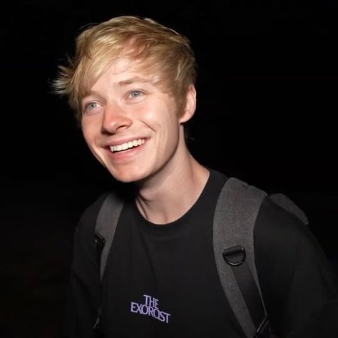 Sam Golbach Smiling, Sam Golbach, Kurt Cobain Style, Sam Page, Sam And Colby Fanfiction, Mixed People, Love Sam, Fangirl Problems, Face Reveal