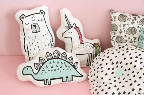 DIY Pillows with Makerist | Spoonflower Blog Easy Pillows, Animal Pillow, Bantal Sofa, Diy Money, Fabric Toys, Creation Couture, Baby Pillows, Sewing Toys, Diy Pillows