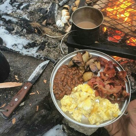 Meal time! What do you always eat when you go camping? Tell us your answers in the comment box below. Double tap the image to show the love.  #cooking #mealtime #camping  Visit Survival Life TODAY for more bushcrafting facts and survival news. Click the #linkinbio  Repost and image from @survivalist_outdoors Bushcraft Food Recipes, Survival Meals, Bushcraft Food, Bushcraft Cooking, Military Food, Fire Cake, Fruit Strips, Bbq Pork Recipes, Food Fest