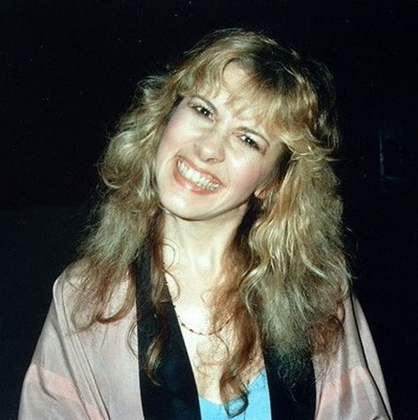 Stevie Nicks! - The Ledge. (Love this cute, playful photo of Stevie) Buckingham Nicks, Stephanie Lynn, Stevie Nicks Style, Lindsey Buckingham, Stevie Nicks Fleetwood Mac, Musica Rock, I'm With The Band, Witchy Woman, Stevie Nicks