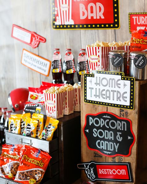 A movie night is the BEST fun - whether its teens, movie buffs or just a good night in with the besties, this vintage-inspired movie ocncession stand is THE cutest movie night one-stop-shop yo can imagine! The editable, downloadable printables make it absolutely awesome, and they are yours right here! #movieconcession #hometheatre #movienightparty Concession Stand Printables Free, Movie Concession Stand Ideas, Concession Stand Ideas, Movie Night Candy, Birthday Movie Night, Kino Box, Girls Night Movies, Cinema Party, Backyard Movie Party