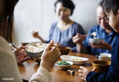 Japanese family eating | premium image by rawpixel.com Lifestyle Photography Food, Japanese Dinner, Japanese Dining, Cooking Photography, Dining Etiquette, Couple Cooking, Japanese Lifestyle, Asian Inspiration, Eat Together