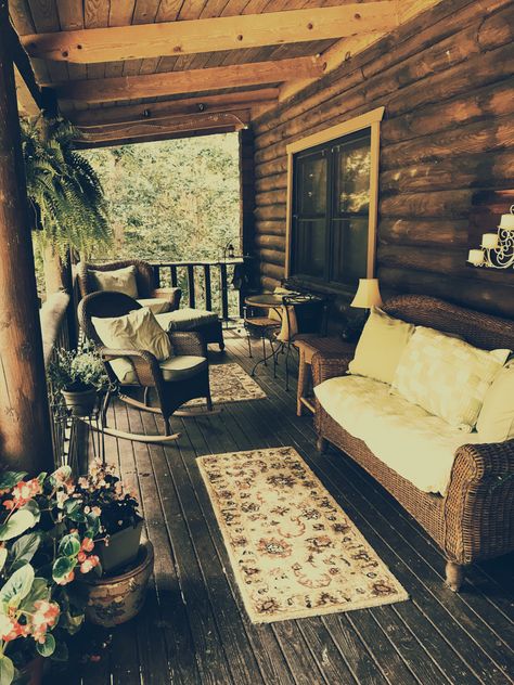 Log Home Front Porch Ideas, Front Porch Cabin Ideas, Log Cabin With Shiplap, Log House Decorating Ideas, Log Cabin Front Porch Ideas, Log Cabin Porch Decorating Ideas, Cabin Porch Decorating Ideas, Log Home Front Porch, Cabin Front Porch Decor