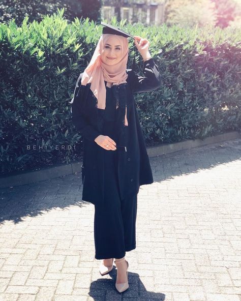 Graduation Outfit Ideas University Hijab, Convocation Dress Graduation, Convocation Dress, Muslim Graduation, Graduation Outfit Ideas University, Outfit Ideas Hijab, Graduation Outfit Ideas, Latina Outfit, Fall Fashion Skirts