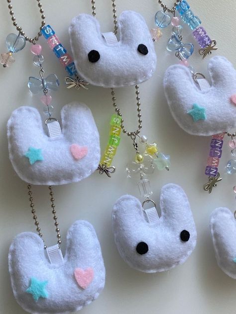 New Jeans Bunny, Lightstick Kpop, Felt Keychain, Y2k Kawaii, Bead Keychain, Kpop Diy, Pastel Beads, Cute Sewing Projects, Plush Keychain