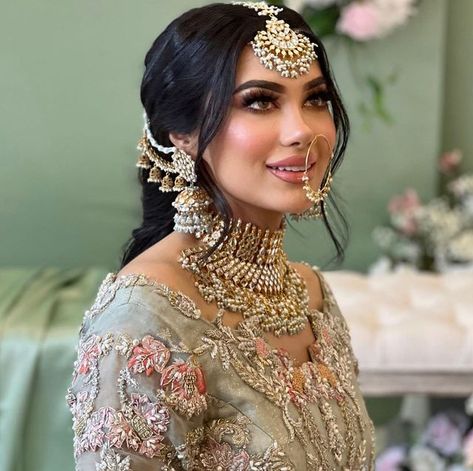 Desi Bride Hair, Desi Bride Makeup, Desi Bridal Makeup, Pakistani Makeup Looks, Asian Bridal Hair, Pakistani Makeup, Hairstyles For Gowns, Bridal Hairstylist, Iphone Pics