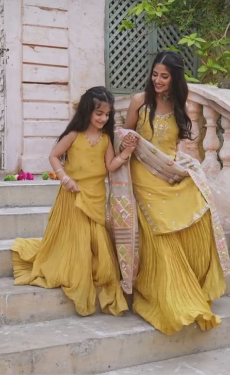 Twinning Lehenga Sisters, Sajal Ali Dresses, Mom Daughter Outfits, Haldi Outfits, Sister Poses, Cute Formal Dresses, Shadi Dresses, Desi Wedding Dresses, Mom And Daughter Matching