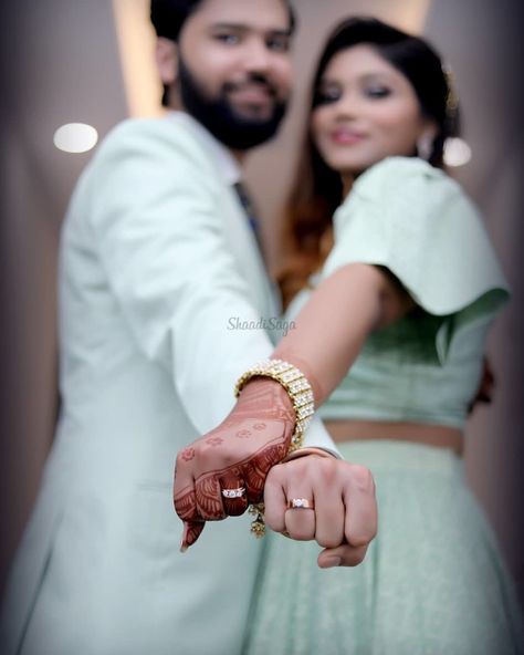 Coupal Pic, Engagement Announcement Pictures, Engagement Ring Photoshoot, Indian Engagement Photos, Engagement Pictures Ideas, Manifestation List, Engagement Portraits Poses, Engagement Ring Photography, Engagement Picture Ideas