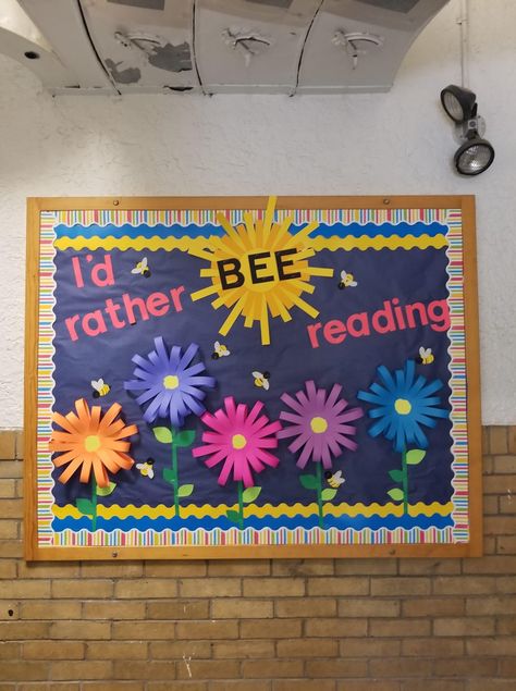 School Library Decor, Elementary Bulletin Boards, School Library Displays, School Door Decorations, Library Posters, Library Book Displays, Bee Book, Library Bulletin Boards, Library Boards