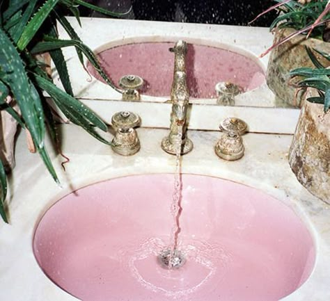 Ideas Hogar, Everything Pink, Vintage Modern, Bathroom Inspiration, 인테리어 디자인, Pink Aesthetic, White Walls, Bathroom Sink, Home Interior