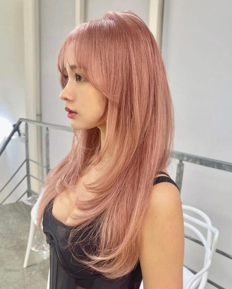 Pink Peach Hair, Champagne Hair Color, Short Stacked Wedge Haircut, Peach Hair Color, Long Ombre Hair, Thicker Hair Naturally, Hairstyle 2024, Champagne Hair, Peach Hair Colors