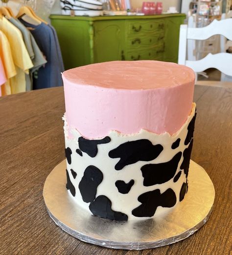 Pink Cow Print Cake, Cow Print Cake, Cow Print Cakes, Western Birthday Cakes, Cow Birthday Cake, Cow Print Birthday, Cowgirl Cakes, Cow Cake, Chandelier Cake