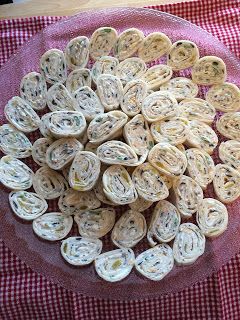 Cream Cheese Pinwheels, Tortilla Pinwheels, Cheese Pinwheels, Holiday Appetizers Easy, Pinwheel Recipes, Holiday Appetizer, Snack Dip, Holiday Appetizers, Party Food Appetizers