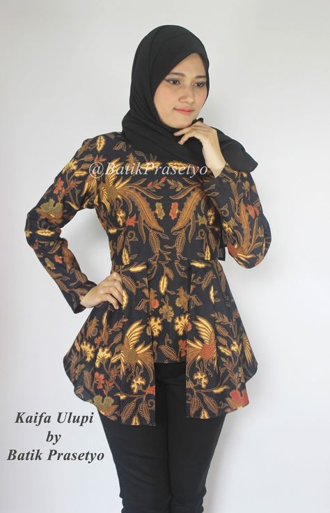 45 Desain Baju Batik Wanita Lengan Panjang- Seorang desainer pasti mempunyai skill untuk membuat desain pakaian. Dalam pembuatan desain pakaian seorang desainer biasanya menerima inspirasi dan acuan dari beraneka hal. Bermacam pandangan baru kreatif itu bahkan disalurkan ke dalam baju yang akan mereka rancang hingga lahirlah suatu karya yang mengundang ketakjuban.Menjadi desainer memang merupakan profesi yang menarik apalagi perkembangan fashion terus-menerus berkembang. Perkembangan fashion yan Batik Fashion Hijab, Batik Fashion Modern, Model Blouse Batik, Outer Batik, Model Batik, Batik Clothing, Batik Modern, Batik Kebaya, Dress Batik