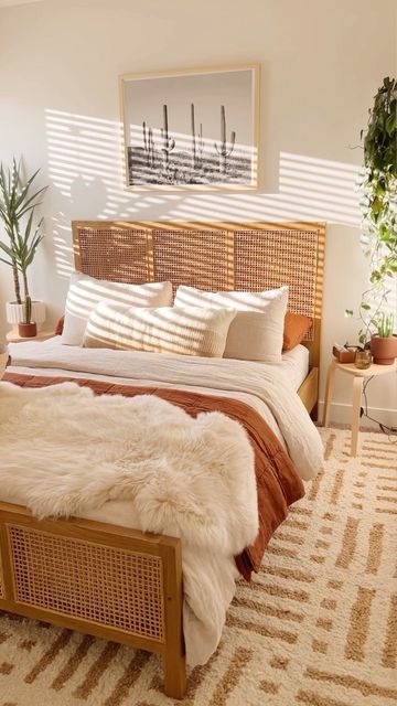 Tan Headboard Bedroom, Rattan Headboard Bedroom Ideas, Bedroom Boho Decor, Farmhouse Modern Decor, Home Decor Modern Farmhouse, Living Room Boho, Decor Modern Farmhouse, Earthy Bedroom, Home Boho