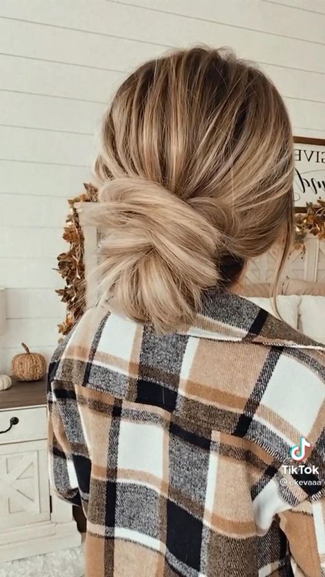 Business Hairstyles For Women, Messy Bun Hack, Bun Hack, Easy Hair Styles, Work Hair, Hair Upstyles, Easy Hair Updos, Messy Buns, Peinados Fáciles Para Cabello Corto