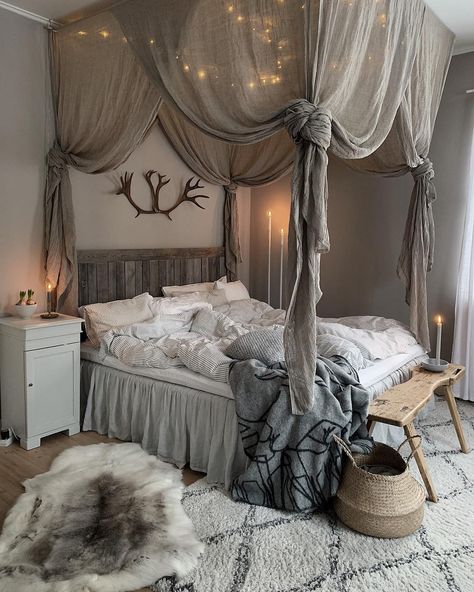 ★ｅｍｍａ ｓｕｎｄｓｔｒÖｍ ★ on Instagram: “[sova] under stjärnorna 💫! Kan varmt rekommendera sänghimmel... som att sova i en koja ⛺️🙌🏼♥️!” Bedroom Lighting Ideas, Rustic Bedroom Design, Rustic Bedroom Furniture, Bedroom Decor For Couples, Home Decoration Ideas, Room Design Bedroom, Remodel Bedroom, Rustic Bedroom, Room Ideas Bedroom