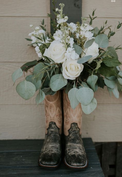 Western Wedding Boots, Boot Centerpiece, Western Bridal Showers, Girl Graduation Party, Wedding Cowboy Boots, Bridal Shower Presents, Western Themed Wedding, Flower Boots, Country Bridal Shower