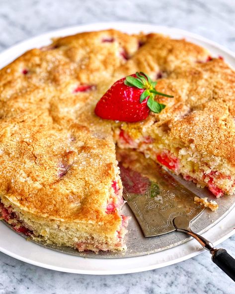 French Strawberry Cake – Michellesipsandsavors Scandinavian Desserts, Cream Chocolate Cake, Strawberry Custard, Dessert Cart, Strawberry Delight, Strawberry Dessert Recipes, Strawberry Cake Recipes, Pot Luck, Strawberry Sauce