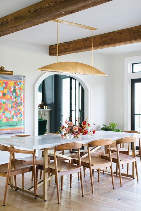 Modern dining room with gold pendant light by Kelly Wearstler on Thou Swell @thouswellblog Dining Room Inspiration, Farmhouse Dining Room, Farmhouse Style House, Decor Minimalist, Modern Farmhouse Style, Farmhouse Dining, White Table, Modern Dining Room, Dining Room Lighting