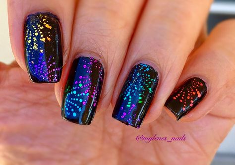 Under The Stars Nail Ideas, Fire Work Nail Art, Nail Designs Patriotic, Fire Works Nail Design, Nail Firework Design, Bonfire Nails Design, Bonfire Nail Designs, Disney Firework Nails, Black 4th Of July Nails