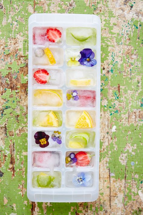 When you're making ice cubes, pop in some fresh fruit, herbs or even edible flowers before you freeze! An easy way to jazz up your favourite summer drink whilst also keeping it ice cold! Looks so impressive too! Hen Party Food, Bachelorette Party Food, Drink Topper, Floral Ice, Flower Ice, Ice Trays, Candy Cakes, Salty Cake, Party Food And Drinks