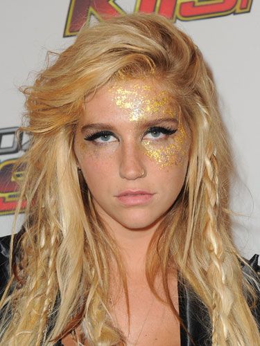 smokey eye and gold glitter face | Ke$ha Wears Gold Glitter on Her Face at the 2011 KIIS-FM's Wango Tango ... Kesha Costume, Kesha Makeup, Kesha Concert, Kesha Hair, Kesha Rose, Beautiful Blonde Hair, Feather Hair Extensions, Estilo Hippy, Estilo Hippie