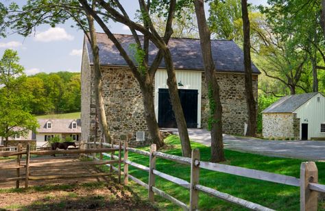 Farm Exterior, Kentucky Derby Decor, Landscaping With Roses, Bank Barn, Split Rail Fence, Rustic Landscape, Rustic Fence, Cheap Fence, Farmhouse Landscaping