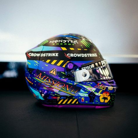 F1 Helmet Design, F1 Design, Purple Helmet, F1 Helmet, Go Karting, Car Paint Jobs, Helmet Designs, F1 Lewis Hamilton, Formula Drift