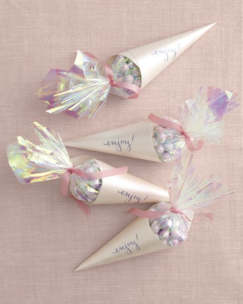 Bridal Shower Favor Ideas That You Can DIY Bridal Shower Favor Ideas, Candy Cone, Tea Favors, Deco Champetre, Candy Wedding Favors, Bridal Shower Favor, Favors Diy, Candy Favors, Candle Favors