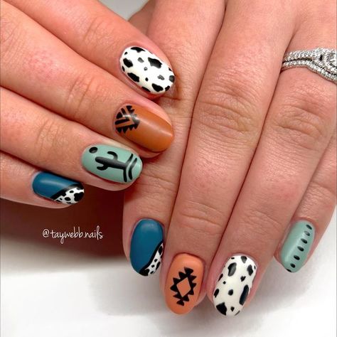 tayler on Instagram: "If I was a cowboy I’d be WILD & FREE🌵🖤✨" Wrangler Nails, Cowgirl Nail Designs, Cowboy Hat Nails, Nails Cowgirl, Country Nail Designs, Desert Nails, Rustic Nails, Aztec Nail Designs, Wild Nails