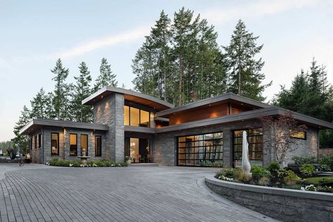 Tour this astounding rustic modern retreat on Vancouver Island Mountain Modern Home Plans, Ultra Modern House Plans, Mountainside Homes, House In A Mountain, Modern Mountain House Exterior, Mountain Modern Home Exterior, Baguio House, Mountain Homes Exterior, Modern Hillside House