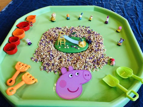 Peppa Pig Messy Play Ideas, Peppa Pig Tuff Tray Ideas, Peppa Pig Sensory Play, Peppa Pig Tuff Tray, Peppa Pig Birthday Decorations, Lilac Room, Diy Toddler Toys, Toddler Sensory Bins, Tuff Spot