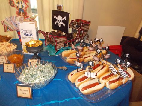 Pirate ship hot dog with DIY sails Pirate Birthday Party Ideas, Pirate Party Food, Pirate Food, Mermaid Pirate Party, Pirate Themed Birthday Party, Peter Pan Party, Pirate Themed Birthday, Pirate Theme Party, Pirate Birthday Party