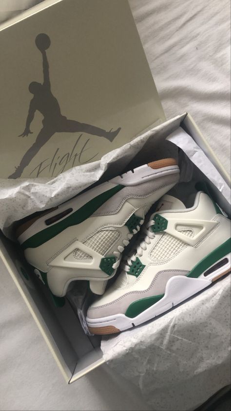 Sneaker Website, Nike Off White, Jacquemus Bag, Trendy Shoes Sneakers, Pretty Shoes Sneakers, Jordan 4s, Kicks Shoes, Jordan Shoes Retro, All Nike Shoes