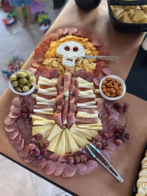 halloween charcuterie board skeleton Skeleton Veggie Tray, Skeleton Photo, Halloween Charcuterie Board, Halloween Charcuterie, Halloween Themed Food, Halloween Party Appetizers, Spooky Food, Charcuterie And Cheese Board, Cheese Tray