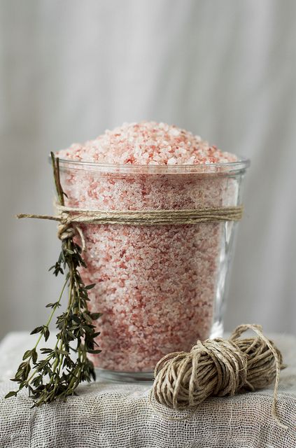 Himalaya Salt, Healthy Food Quotes, Himalayan Salt Bath, Himalayan Rock Salt, Gourmet Salt, Himalayan Salt Crystals, Diy Body Scrub, Salt Crystal, Kitchen Spices