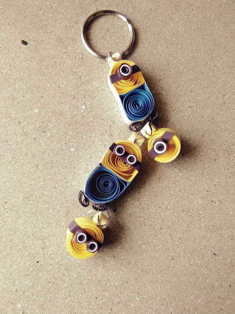 Quiling Paper Keychains, Quilling Keychain Ideas, Quilling Animals Easy, Quilling Ideas For Beginners, Quilling Keychains, Diy Quilling Crafts, Recycled Paper Crafts, Paper Quilling Earrings, Quilling Animals