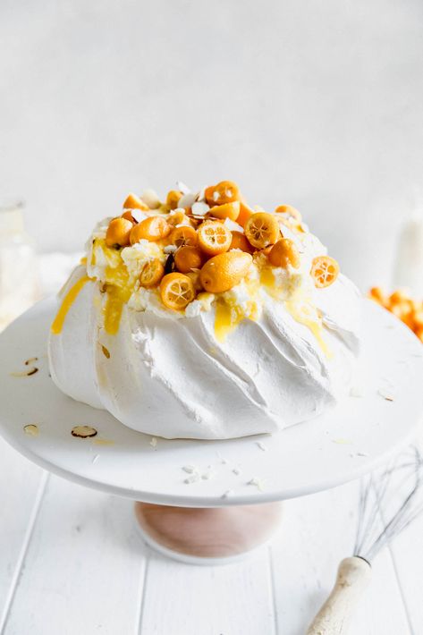 Make everyone say HUBBA HUBBA with this showstopping white chocolate and lemon curd pavlova topped with baby kumquats and sliced almonds. Australian Pavlova, Pavlova Easy, Pavlova Toppings, Lemon Curd Pavlova, Strawberry Pavlova, Chocolate Pavlova, Pavlova Dessert, Pavlova Cake, White Chocolate Shavings