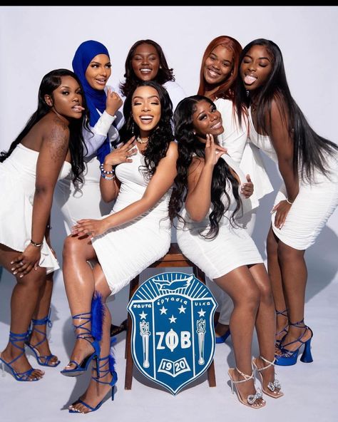 Zeta Photoshoot Ideas, D9 Sorority Photoshoot, Sorority Group Photos, Zeta Phi Beta Photoshoot, Eboard Photoshoot, Group Graduation Pictures, Sorority Photoshoot, Sorority Graduation, Nursing Graduation Pictures