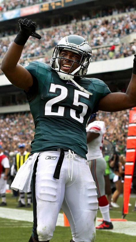 Download free HD wallpaper from above link! #sports #LeSeanMcCoyWallpaper #LeSeanMcCoyWallpaper #LeseanMccoyWallpaperBills #LeseanMccoyIphoneWallpaper Lesean Mccoy, Sports Car Wallpaper, Wallpaper For Iphone, Sports Wallpapers, Free Hd Wallpapers, Philadelphia Eagles, Iphone Wallpapers, Football Helmets, Eagles