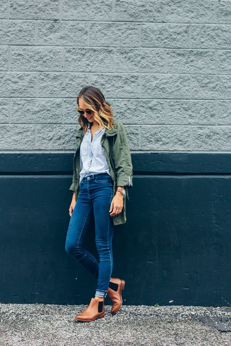 Outfits With Ankle Boots, Chelsea Boots Outfit, Boots Outfit Ankle, Booties Outfit, Olive Green Jacket, Boating Outfit, Army Green Jacket, Outfit Jeans, Mode Casual