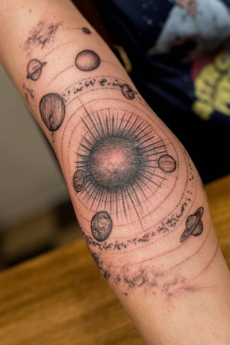 Solar system orbiting the sun in this very cool little astrological tattoo piece by Cat. Geometric Art Tattoo, Astronomy Tattoo, Solar System Tattoo, Space Tattoos, Astrology Tattoo, Universe Tattoo, Circle Tattoos, Planet Tattoos, Diving Swimming