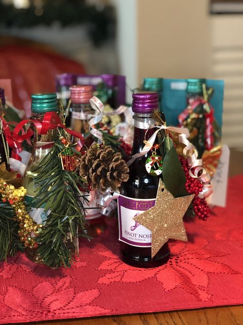 Mini wine bottles with Christmas wine charm, decorative holiday flowers or garland from Dollar Store, add a festive gift tag. Makes a perfect office co-worker gift. #christmascraftsdiy #coworkergifts #giftsforwinelovers #secretsanta #christmasgiftsforfriends Mini Wine Bottles Gifts, Small Liquor Bottles Gift Ideas, Small Alcohol Bottles Gifts Christmas, Christmas Mini Bottle Gifts, Mini Liquor Bottle Gifts, Christmas Gifts With Mini Liquor Bottles, Gifts With Mini Liquor Bottles, Diy Last Minute Christmas Gifts, Mini Alcohol Bottles